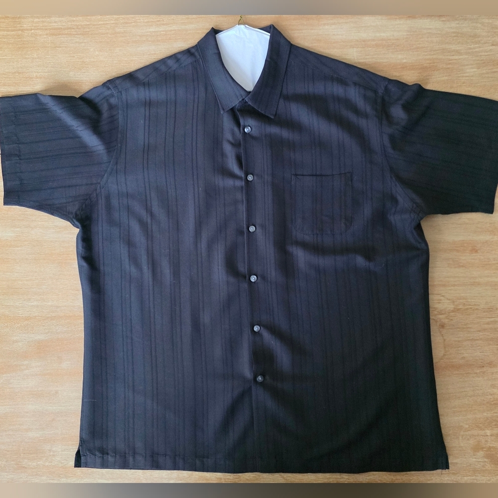 Van Heusen Black Short Sleeve Dress Shirt XL 17-17.5 Button Front Striped